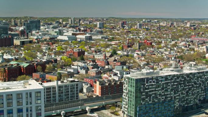 无人机拍摄的剑桥，马萨诸塞州，俯瞰城市附近的莱奇米尔新开发项目