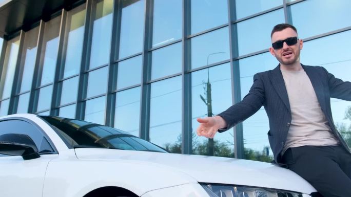 一位汽车经销商正在展示一款新型现代电动汽车。汽车销售