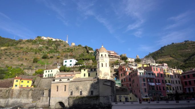 Vernazza，拉斯佩齐亚，意大利小渔村旅游景点五颜六色的房子和海港前的海景