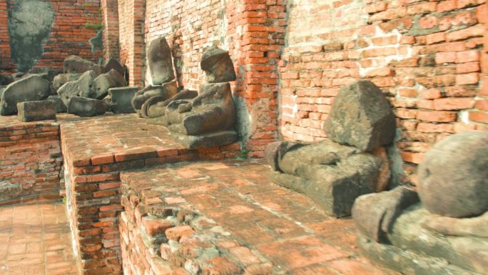 在泰国大城府历史悠久的寺庙场地上破碎的泰国佛像。
