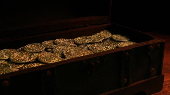 在《火光》中在箱子中发现金币