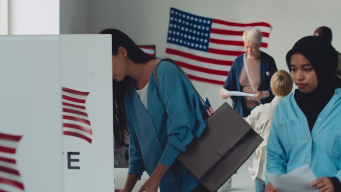 多元文化的美国人在投票站投票