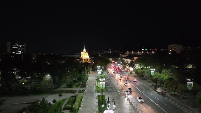 初秋，哈萨克斯坦阿拉木图阿斯塔纳广场上的四轴飞行器上的夜景和技术大学的建筑
