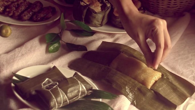 手加烤椰子片作为浇头的苏曼拉克或蒸糯米包在香蕉叶