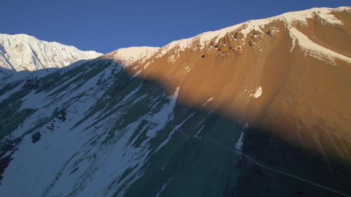 空中鸟瞰一群徒步旅行者一起跋涉到高喜马拉雅山脉的提利哥湖。徒步探险，旅行团在导游的带领下安全地走在尼