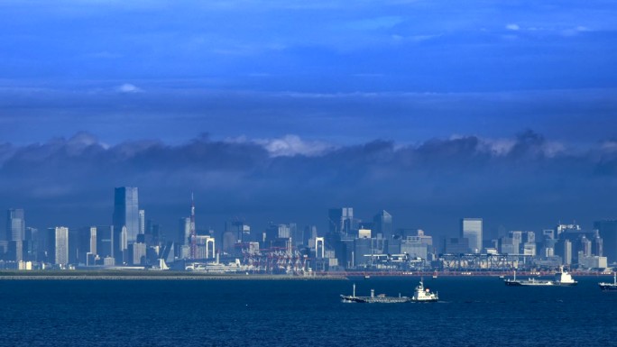 美丽的大海和东京的风景在一个晴朗的日子