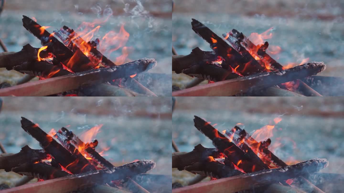 在印度喜马偕尔邦的马纳里，用木头堆成的篝火的特写慢镜头，用来取暖。篝火火焰的特写镜头。由于强烈的寒风