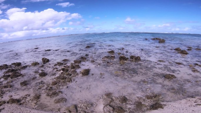 沿着沙质岩石的海滩散步，欣赏Koromiri岛美丽的景色，在晴朗的天气里眺望地平线，阳光明媚，蓝天白