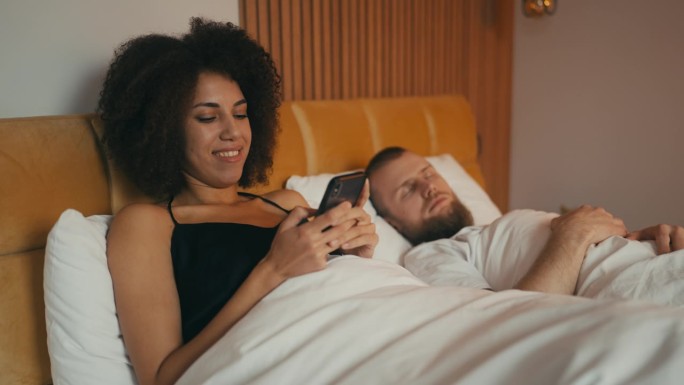 女人在丈夫睡觉时用约会软件，婚姻问题，出轨