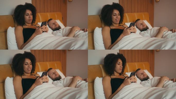 女人在丈夫睡觉时用约会软件，婚姻问题，出轨