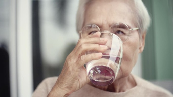 老年妇女喝水老人喝水特写视频素材