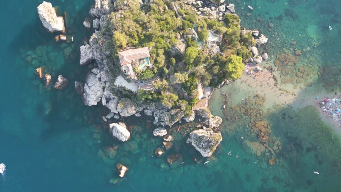缓慢的无人机飞行在贝拉岛，西西里顶级旅游景点。自顶向下视图