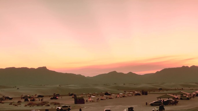 在新墨西哥州的白沙国家公园，车辆聚集在日落时分参加超级蓝月活动