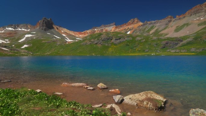 科罗拉多冰湖盆地小径低令人惊叹的明亮的蓝色高山清澈的水夏天蓝天落基山雪山山峰西尔弗顿特柳赖德梦幻宁静