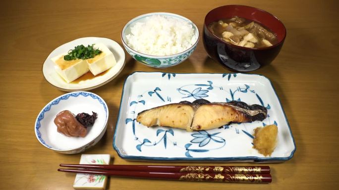 日本料理:标准的流行套餐。米饭，味噌汤，烤味噌鱼(黑鱼或黑鳕鱼)。