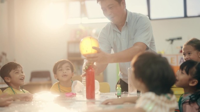 教育发现:小科学家在课堂上享受泡泡火山实验。幼儿园。回到学校。
