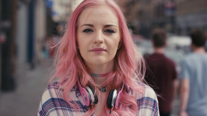 城市里一头粉红头发的白人女孩的慢动作肖像