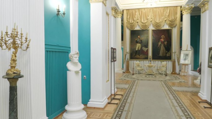 重建19世纪房屋的内部。博物馆展览。美丽与成熟。贵族的概念。古董家具和枝形吊灯。旧接待厅
