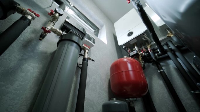 房屋锅炉房内部配有现代化的水加热系统