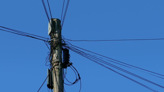白天的电线杆电线杆子集成电路高压电