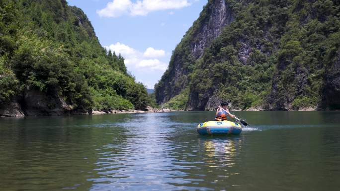 4K乡村旅游天然峡谷漂流男人划船