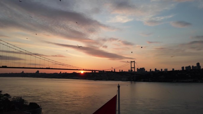 土耳其国旗在日落无人机视频，7月15日烈士桥Beylerbeyi Uskudar，土耳其伊斯坦布尔