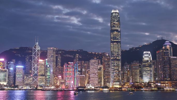 香港维多利亚港:2018年12月13日:香港天际线之夜