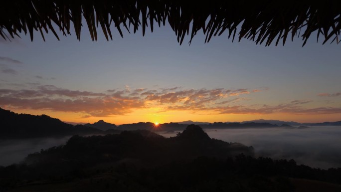 美丽的视频自然景观背景。早晨的天空背景。五彩缤纷的日出天空和云彩。明亮的天空在黄昏的时间背景。火红的