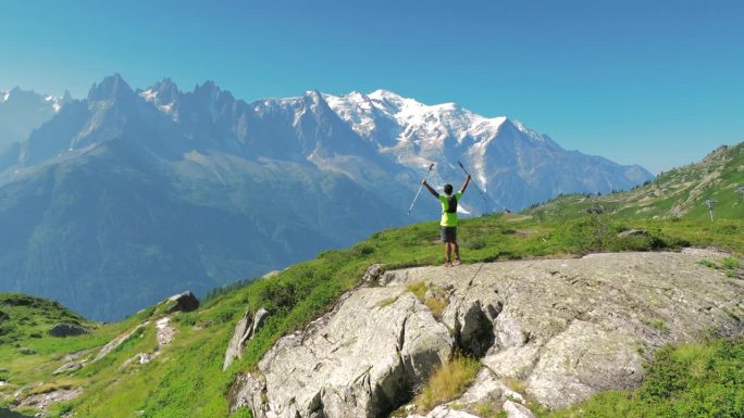 在勃朗峰山顶的徒步旅行者夏蒙尼山谷的探险家