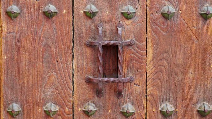 古老的木门，有一个封闭的小防盗窗