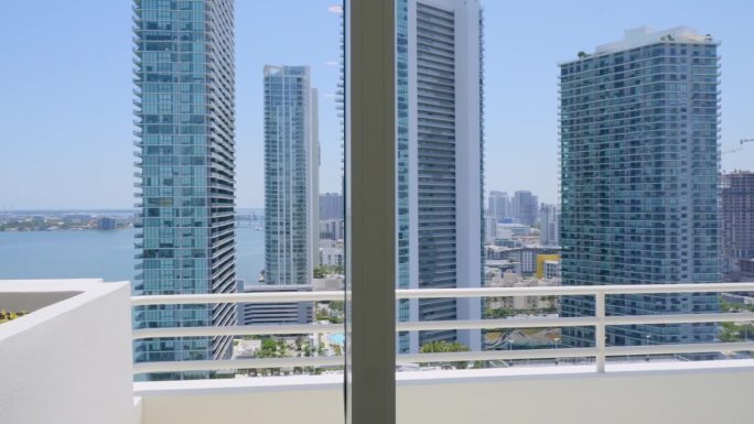 从迈阿密顶层公寓的窗户可以看到摩天大楼和大西洋的全景。佛罗里达州南部沿海的美国旅游基础设施