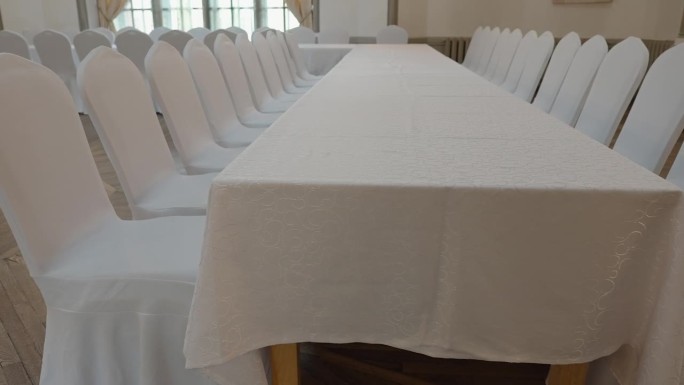 在爱沙尼亚，铺着白布的白色长桌