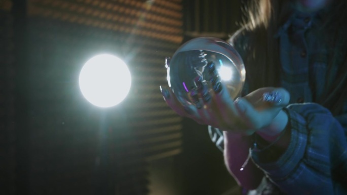 女性的手用玻璃球接触杂耍表演的特写