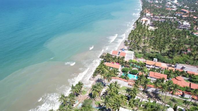 鸟瞰泳池和海滩在Phan Thiet度假村，平顺省，越南