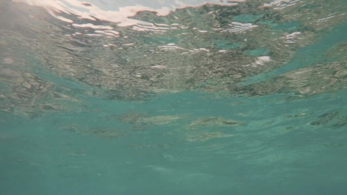 电影水下水面的慢动作拍摄，非常清澈的蓝色海水，120FPS, 4K，慢镜头