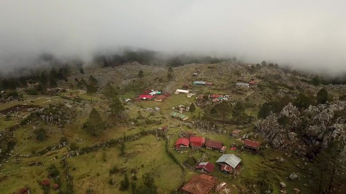 空中拍摄的房屋在Nebaj，基切在危地马拉的岩石山上，在上午