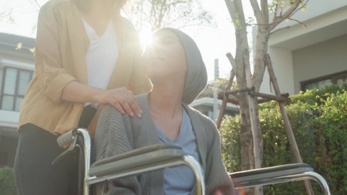 年轻的亚洲人手牵手信任安慰帮助癌症患者说话哭泣压力释放在家外。医疗保健。