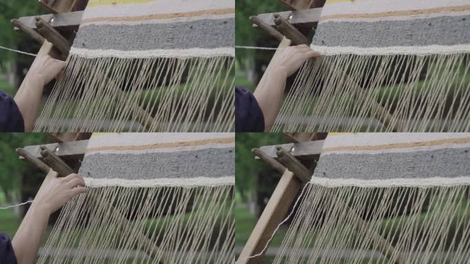 古代织工整理织布机