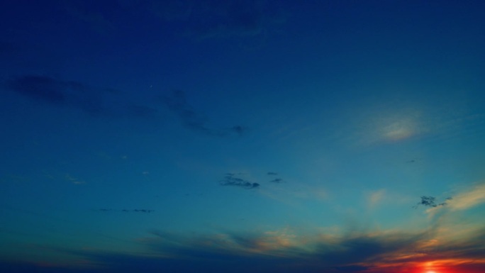 蔚蓝的晚霞照亮了美丽的天空，炎热的阳光灿烂的气氛。自然环境背景。时间流逝。