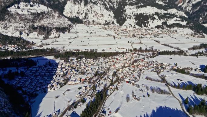 朱利安阿尔卑斯山上田园诗般的雪山环绕着最近的城镇克拉尼斯卡戈拉