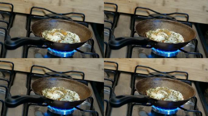 POV:调味鸡蛋。有人往煎蛋里加牛至。煎一个双黄蛋。用煎锅煎鸡蛋。双蛋。双份煎蛋。用煎锅煎鸡蛋