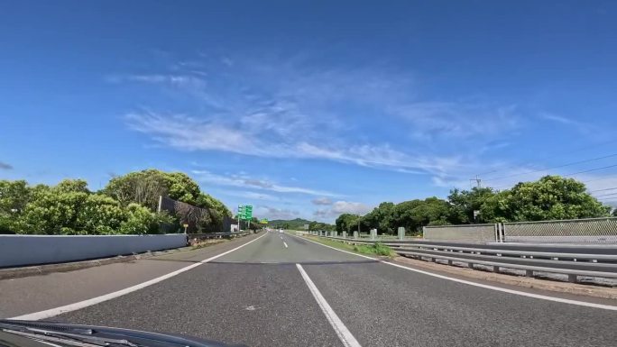 一辆汽车在美丽的蓝天下行驶在高速公路上