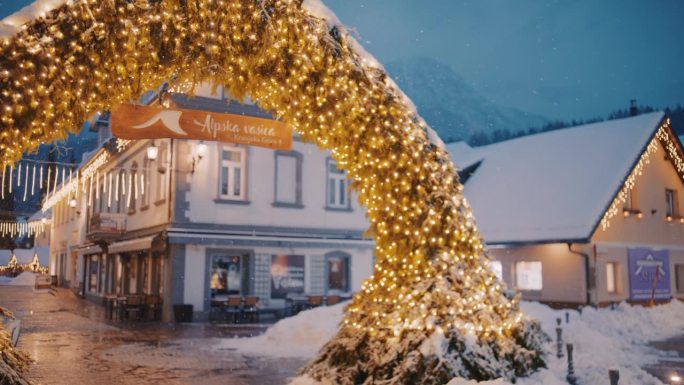 位于朱利安阿尔卑斯山的一个田园诗般的小镇上的圣诞装饰