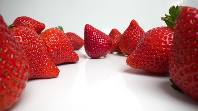 新鲜草莓在小车微距拍摄
