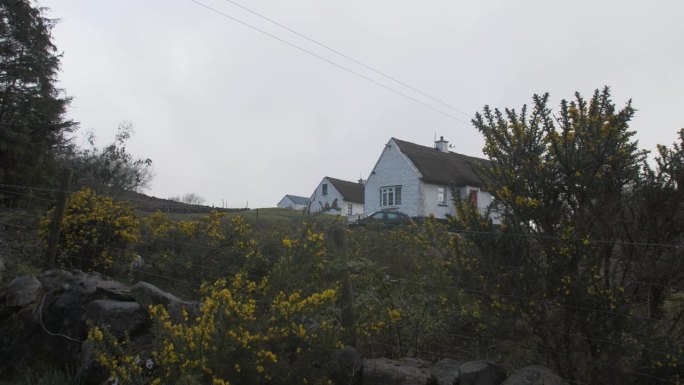 推入爱尔兰高地茅草屋顶小屋的镜头