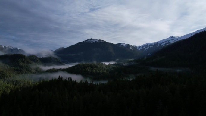 在凯契坎，AK山脉的云彩呼吸