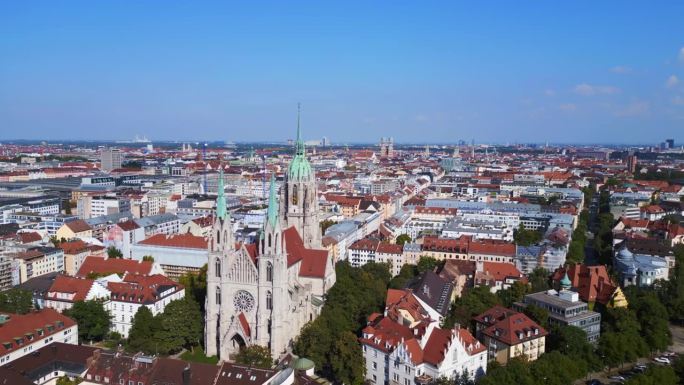 美丽的空中俯瞰飞行
2023年晴朗晴朗的天空，德国巴伐利亚小镇慕尼黑的保罗教堂。超移运动延时
4 k
