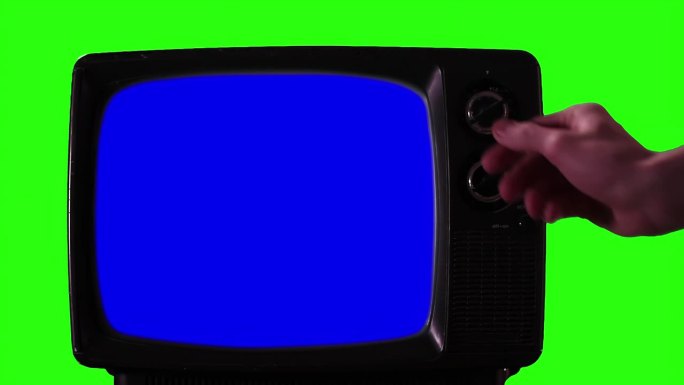 男性用手打开绿色背景下蓝屏的复古电视。近距离，4K分辨率。