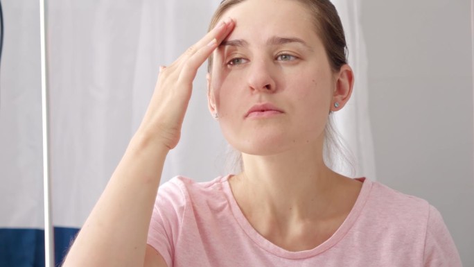 年轻漂亮的女人在浴室里找痘痘挤痘痘。女性衰老的概念，皮肤问题，面部治疗和护理