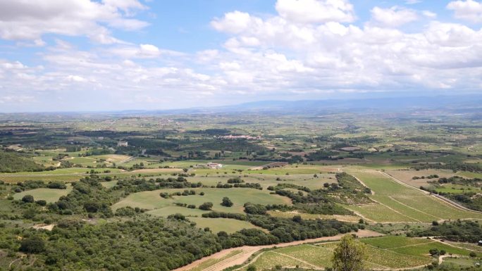 西班牙北部巴斯克葡萄酒产区的全景景观